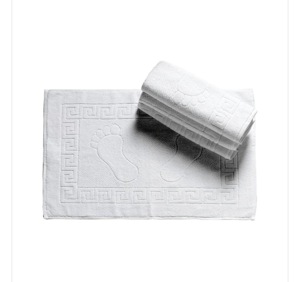 Ayak izi desenli beyaz banyo paspası